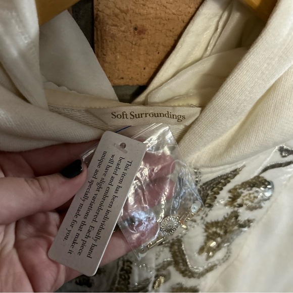 NWT Soft Surroundings Oversized Hooded Sweater with Floral Sequins Ivory Size M - Picture 3 of 7